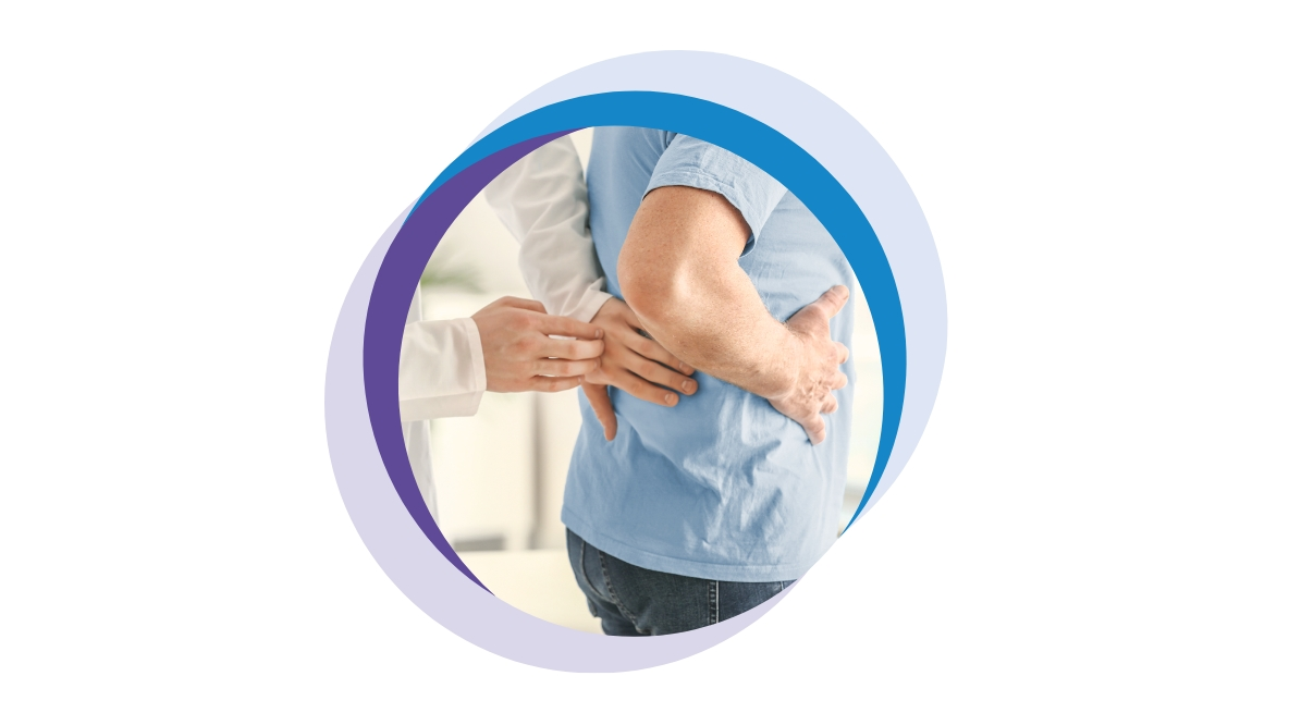 пациент, на който лекар преглежда бъбреците в долната част на гърба